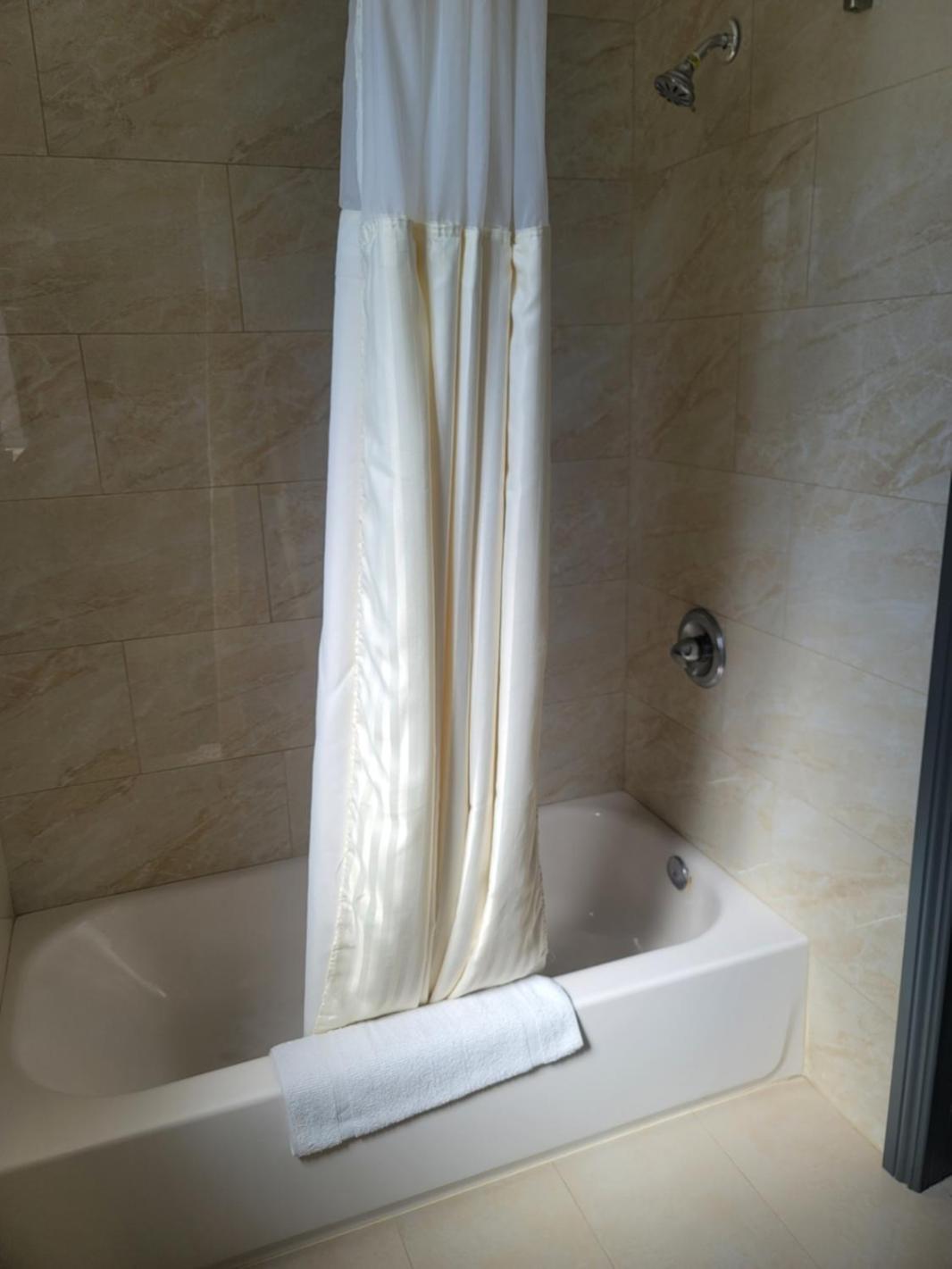 Whittier Travel Inn Екстер'єр фото